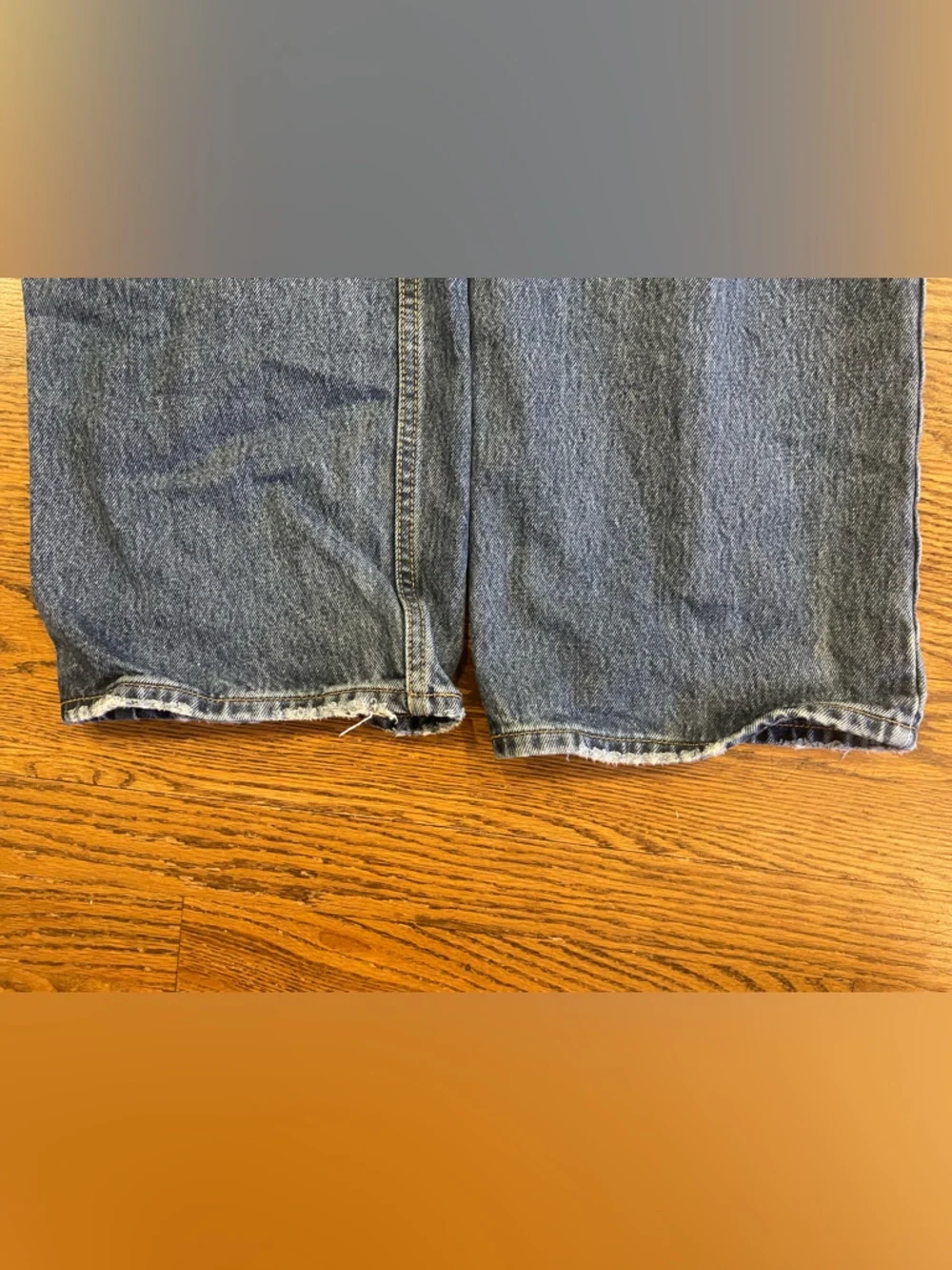 Levi's Women's Low Loose Jeans - Medium wash 25x32 - Picture 6 of 9